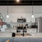 New With 2 Beds 7 Mins To Dt Apartment