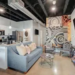 New With 2 Beds 7 Mins To Dt Apartment