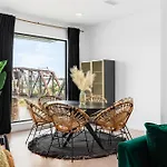 Holiday home River View High-end With Private Patio And Free Parking Nashville