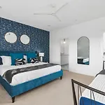 Walk To Belmont, 12 South With Private Patio And Garage Holiday home