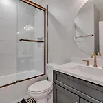 Bass - Private Rooftop - 8 Mins To Broadway Holiday home