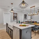 Holiday home Bass - Private Rooftop - 8 Mins To Broadway *