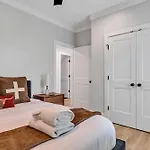 Holiday home Bass - Private Rooftop - 8 Mins To Broadway *