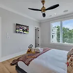 Holiday home Bass - Private Rooftop - 8 Mins To Broadway