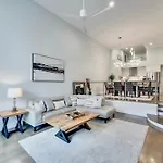 Modern - Mins To Broadway Holiday home