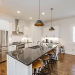 New Luxury Big House Near Gulch 4 King 4 Queen 2 Twin Nashville