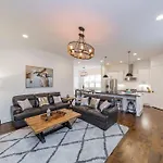 New Luxury Big House Near Gulch 4 King 4 Queen 2 Twin * Nashville