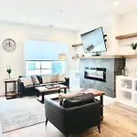 Luxurious Morden Loft Huge Rooftop & Skyline Views Holiday home *