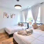 Luxurious Morden Loft Huge Rooftop & Skyline Views *