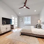 Holiday home Mayas Luxury Oasis 2 Miles To Broadway