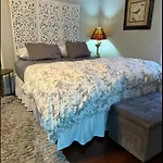 Guest house Peaceful Private Cottage, Walk To Park & 5 Mins To Downtown 4*