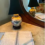 Peaceful Private Cottage, Walk To Park & 5 Mins To Downtown