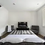 Gated W Balcony - 10 Min To Dt - Parking Spots