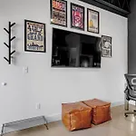 New Sleeps 4 - 7 Mins To Dwtn Apartment *