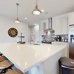 Brick Manor Unit A Holiday home