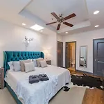 2 Chic Lofts Right On Broadway Strip Sleeps 10