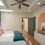 2 Chic Lofts Right On Broadway Strip Sleeps 10 Holiday home