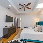 Holiday home 2 Chic Lofts Right On Broadway Strip Sleeps 10