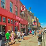 2 Chic Lofts Right On Broadway Strip Sleeps 10