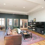 2 Chic Lofts Right On Broadway Strip Sleeps 10