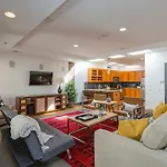 Holiday home 2 Chic Lofts Right On Broadway Strip Sleeps 10 *