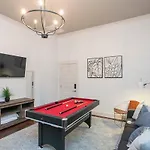 Spacious W Bar & Pool Table & Garage Near Belmont Holiday home Nashville