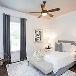 Spacious W Bar & Pool Table & Garage Near Belmont Holiday home
