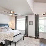 Holiday home Spacious W Bar & Pool Table & Garage Near Belmont