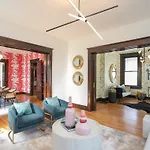Historic Jewel Walk To Eats & Shops Holiday home *
