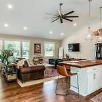 Spacious Modern Ranch 5 Miles To Downtown Holiday home