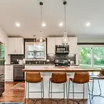 Spacious Modern Ranch 5 Miles To Downtown Holiday home *