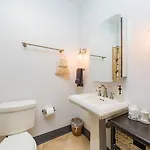 Apartment Spacious Penthouse On The Broadway Strip *
