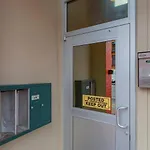 Spacious Penthouse On The Broadway Strip