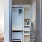 Spacious Penthouse On The Broadway Strip Apartment