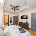Spacious Penthouse On The Broadway Strip *
