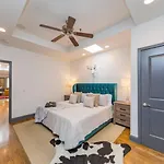 Spacious Penthouse On The Broadway Strip Apartment