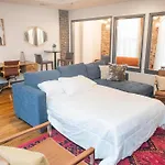 Spacious Penthouse On The Broadway Strip