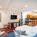 Spacious Penthouse On The Broadway Strip Apartment