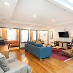 Spacious Penthouse On The Broadway Strip Apartment *