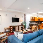 Apartment Spacious Penthouse On The Broadway Strip *