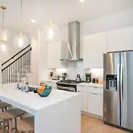 Holiday home 1 5 Miles To Broadway Rooftop Deck W Views *