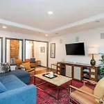 Spacious Penthouse On The Broadway Strip *