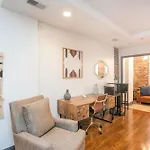 Spacious Penthouse On The Broadway Strip Apartment