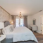 Enchanting Retreat 15 Minutes To Holiday home *