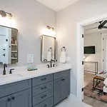 3 King Beds In Hip East Nash 1 Mile To Dwntn Holiday home *