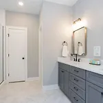 3 King Beds In Hip East Nash 1 Mile To Dwntn Holiday home