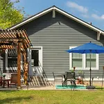 Holiday home July Discount! Close To Downtown, Yard