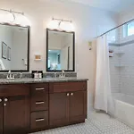 Holiday home July Discount! Close To Downtown, Yard