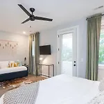 3 King Beds In Hip East Nash 1 Mile To Dwntn Holiday home *