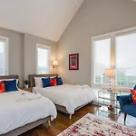 Relaxing In East Nash Walk To Shops And Cafes Holiday home